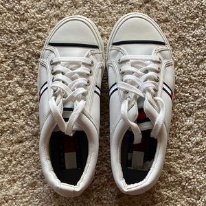 Tommy Hilfiger vintage leather woman’s size 6 1/2 sneaker